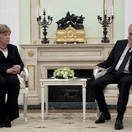 El presidente ruso Vladimir Putin se reúne con Angela Merkel, canciller alemana, en Kremlin, Moscú/. REUTERS/Maxim Shipenkov