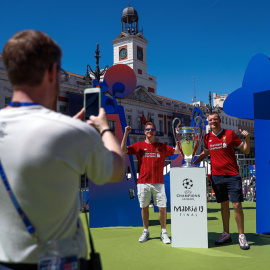 Llegada del trofeo de la UEFA Champions League a la Puerta del Sol de Madrid, durante la ceremonia de apertura del UEFA Champions Festival, un evento anual que tiene lugar en la ciudad sede de la final de la UEFA Champions League en los día