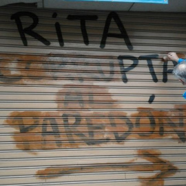 "Rita corrupta al paredón", dice una pintada en la puerta contigua a la casa de Barberá