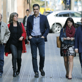 El secretario general del PSOE, Pedro Sánchez (c), y el primer secretario del PSC, Miquel Iceta (d), acompañados por la vicesecretaria general del PSOE, Adriana Lastra (d), la alcaldesa de L'Hospitalet y adjunta a la primera secretaría del 