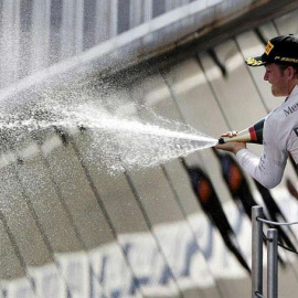 El piloto alemán de Mercedes Nico Rosberg celebra su victoria en el Gran Premio de España de Fórmula 1. / ALBERTO ESTÉVEZ (EFE)