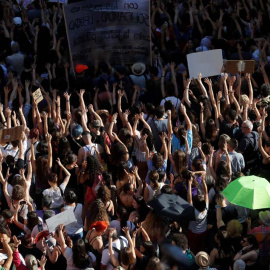 Manifestación de mujeres en Madrid, esta tarde ante el Ministerio de Justicia, en protesta por la puesta en libertad de 'La Manada'. (JUAN CARLOS HIDALGO | EFE)