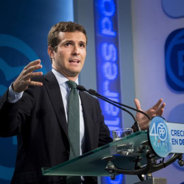 El vicesecretario de Comunicación del Partido Popular, Pablo Casado,durante la rueda de prensa que ofreció hoy en la sede de Génova tras la reunión del Comite de Dirección. EFE/Luca Piergiovanni