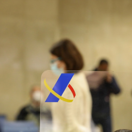 Varias personas esperan en una oficina de la Agencia Tributaria.