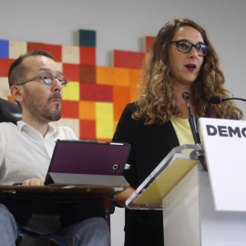 El secretario de Organización de Podemos, Pablo Echenique, y la portavoz adjunta Noelia Vera, durante la rueda de prensa que han ofrecido tras el Consejo de Coordinación de esta formación, en Madrid. EFE/Juan Carlos Hidalgo