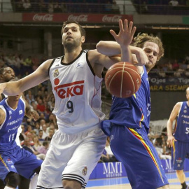 El jugador del Real Madrid Felipe Reyes,iz., y Gerogis Bogris,d., del MoraBanc Andorra. /EFE
