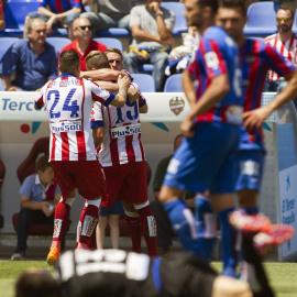 El delantero del Atlético de Madrid Fernando Torres (c) celebra con sus compañeros, el gol marcado ante el Levante. /EFE