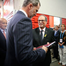 El rey recibe de Torra de fotos sobre la jornada del 1 de octubre. (JORDI BEDMAR | EFE)