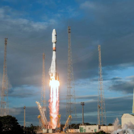 Fotografía cedida por la Agencia Espacial Francesa (CNES) donde se ve el despegue del Soyuz VS14, que lleva el satélite Sentinel-1B para el Programa Copérnico de la Comisión Europea para la Observación de la Tierra, desde el puerto espacial