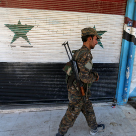 Un combatiente kurdo en la ciudad de Qamishli, al norte de Siria. - REUTERS