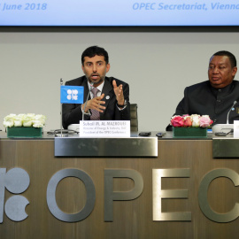 El ministro de los Emiratos Árabes Unidos y presidente de la OPEP, Suhail Mohamed Al Mazrouei, con el secretario general del cártel, Mohammad Barkindo, en la rueda de prensa tras la reunión de los países productores de petróleo en Viena. RE