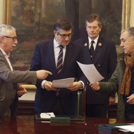 Los secretarios generales de CCOO, Ignacio Fernández Toxo (i), y de UGT, Pepe Álvarez (d), en su encuentro con el presidente del Congreso, Patxi López.- EFE