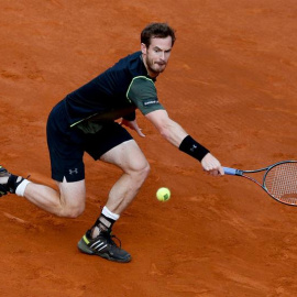 El tenista británico Andy Murray devuelve la pelota al español Rafael Nadal /EFE