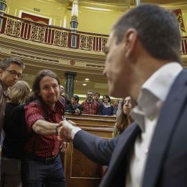 El líder de Podemos , Pablo Iglesias, estrecha la mano del secretario general del PSOE, Pedro Sanchez, al finalizar el último lpano de la XI Legislatura. EFE/Paco Campos