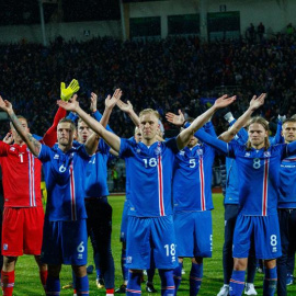 Jugadores de Islandia saludan al público después de ganar un partido ante Kosovo por la clasificación al Mundial de Rusia 2018. /EFE