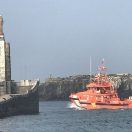 Uno de los barcos de Salvamento Marítimo efectúan el rescate de 16 pateras en el Estrecho y el Mar de Alborán./TWITTER