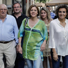 La secretaria general del PP y candidata a presidir el partido, María Dolores de Cospedal (c), acompañada, entre otros, de la ex ministra Dolors Montserrat, protagonizó este mediodía un acto de campaña con afiliados y simpatizantes en la se