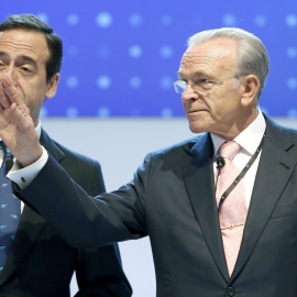 El presidente y consejero delegado de CaixaBank, Isidre Fainé y Gonzalo Gortázar, respectivamente, al inicio de la junta general de accionistas. EFE/Andreu Dalmau