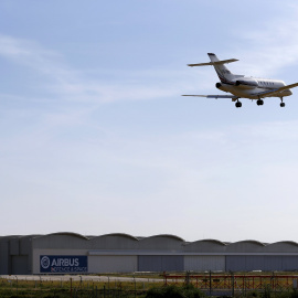 Un avión se prepara para aterrizar al lado de la planta de ensamblaje de Airbus Defensa y del Espacio en la capital andaluza de Sevilla el pasado 10 de mayo./ REUTERS / Marcelo del Pozo