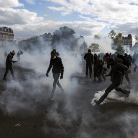 Un grupo de manifestantes se enfrentan a la policía durante una manifestación contra la reforma laboral del Gobierno socialista en la Plaza de la Nación en París (Francia). EFE/Etienne Laurent