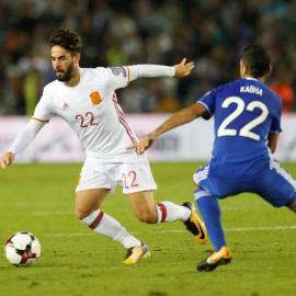 Isco (i) de España disputa el balón con el israelí Marwan Kabha (d). /EFE