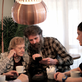 El proyecto Grandes Vecinos pretende prevenir el aislamiento de las personas mayores y recuperar las relaciones vecinales.