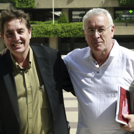 El candidato de IU a la Comunidad de Madrid, Luis García Montero (i), junto al coordinador general de la formación, Cayo Lara (d).- EFE