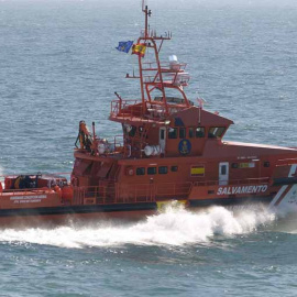 La embarcación Guardamar Concepción Arenal de Salvamento marítimo ha rescato la patera con 41 personas a bordo.- SALVAMENTO MARÍTIMO
