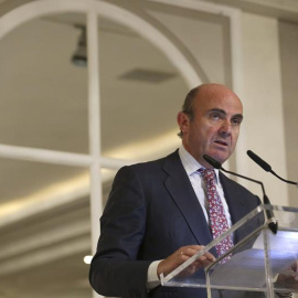 El ministro de Economía y Competitividad, Luis de Guindos, durante una conferencia-coloquio sobre "Las claves de la recuperación de la economía española" . EFE