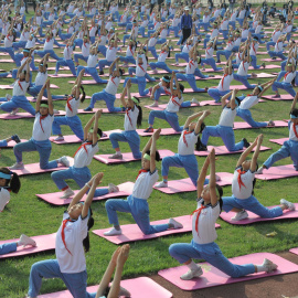 Cientos de estudiantes practican yoga en el campus universitario de Jinan, en la provincia de Shandong, China. REUTERS/Stringer