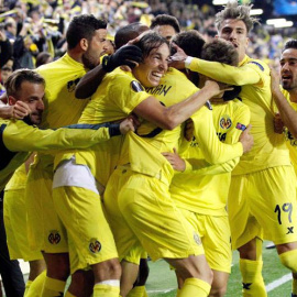 Los jugadores del Villarreal celebran el gol en el descuento del Villarreal. / EFE