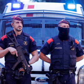 Agentes de los Mossos D'esquadra, cerca del Parlament catalán. REUTERS/Gonzalo Fuentes