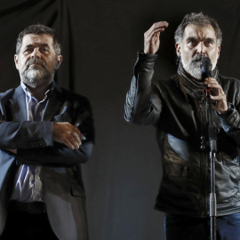 El presidente de la Asamblea Nacional Catalana (ANC), Jordi Sánchez (i) y el presidente de Omnium Cultural, Jordi Cuixart, tras la jornada de referéndum del 1 de octubre. EFE/Andreu Dalmau