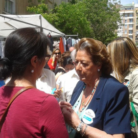 Rita Barberá frente a la joven. EP