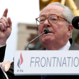 El líder del Frente Nacional, Jean-Marie le Pen, ofrece un discurso frente a la estatua de Juana de Arco al térmio de una concentración del partido en París (Francia), hoy 1 de mayo de 2008. Le Pen ha avisado del peligro de la política libe