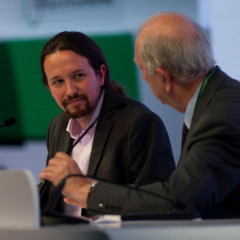 El secretario general de Podemos, Pablo Iglesias (i), escucha al presidente del Circulo de Economía Juan José Bruguera (d), durante su participación en la segunda jornada de la Reunión del Círculo de Economía de Sitges, uno de los principal