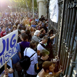 Cientos de indignados protestan contra los recortes de la Generalitat ante las puertas del Parque de la Ciutadella, en Barcelona, el 15 de junio de 2011.