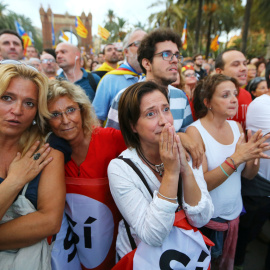 Ciudadanas escuchando la comparecencia /Reuters