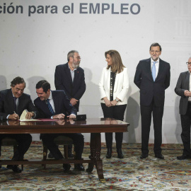 Los secretarios generales de UGT y CCOO, Cándido Méndez e Ignacio Fernández Toxo, con Mariano Rajoy y la ministra Fátima Bañez, y los presidentes de las patronales CEOPE y Cepyme, Joan Rosell y Antonio Garamendi, el pasado diciembre, en la 