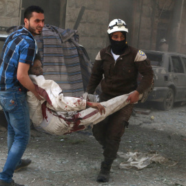 Miembros de la defensa civil evacuan a un herido por un bombardeo. - REUTERS