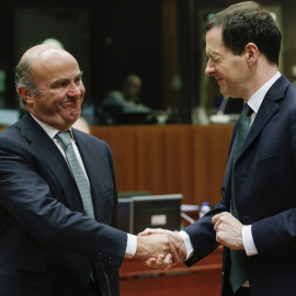El ministro de Economía español, Luis de Guindos, saluda a su homólogo británico, George Osborne, antes del comiezo de la reunión del Ecofin. EFE/Julien Warnand