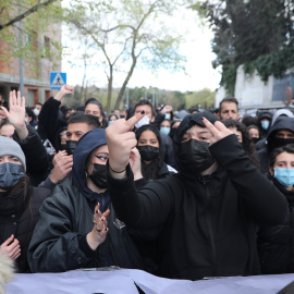Varios estudiantes de Somosaguas protestan contra un acto finalmente cancelado por la Universidad Complutense de Madrid por incitación al odio.