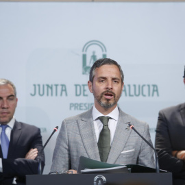 En primer plano, Juan Bravo. Detrás, Elías Bendodo y Juan Marín