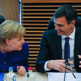 24/06/2018 La canciller alemana Angela Merkel habla con el presidente del Gobierno, Pedro Sanchez, durante la minicumbre sobre inmigración celebrada en Bruselas. REUTERS/Yves Herman