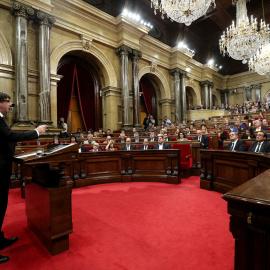 El presidente de la Generalitat, Carles Puigdemont, frente al Parlament catalán. / Reuters