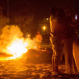 Celebración de la noche de San Juan en la playa tarraconense de Salou. EFE/Javier Cebollada