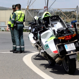 30/04/2022. Dos agentes de la Guardia Civil en un control de tráfico en el kilómetro 34 de la A-1, el día que comenzó la operación salida del puente de mayo 2022, a 29 de abril de 2022, en Madrid.