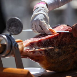 Un profesional corta jamón. EFE/Archivo