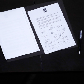 La  "declaración de los representantes de Catalunya" con la voluntad de una futura independencia firmada por Puigdemont, JxSí y la CUP. REUTERS/Juan Medina