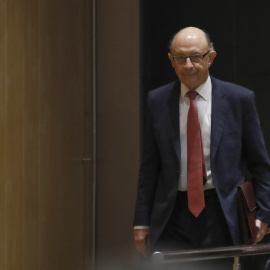 El ministro de Hacienda, Cristóbal Montoro, a su llegada a la comisión en el Congreso para informar sobre la eventual suspensión del pago del FLA a Catalunya si la Generalitat destina fondos al referéndum secesionista. EFE/Juanjo Martín